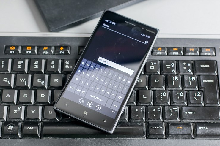 Nokia Lumia 830 (10).jpg